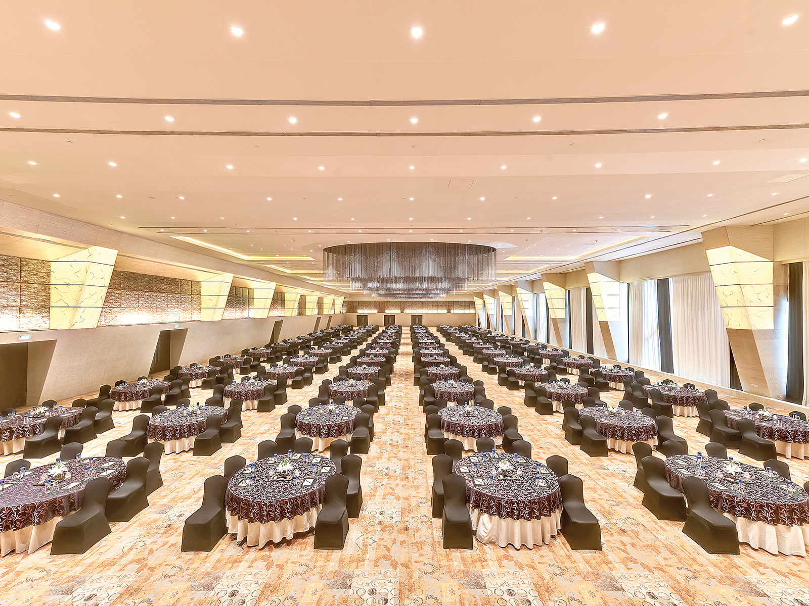 Sapphire Ballroom at Sahara
              Star Mumbai, luxury venue for weddings and events near
              Mumbai airport