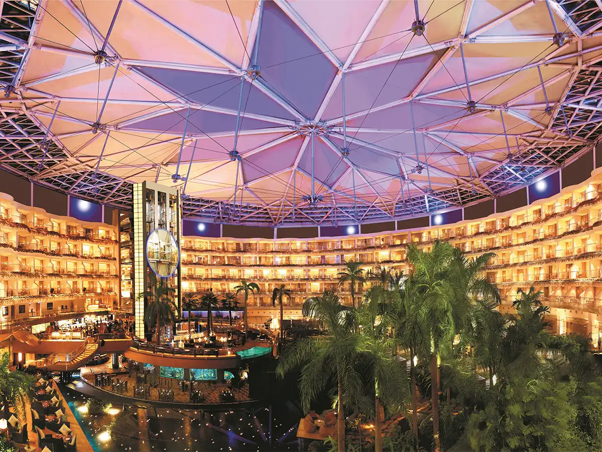 Hotel Sahara Star atrium